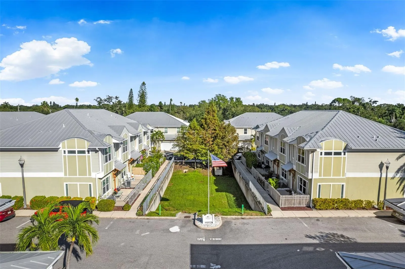 1282 CALUSA CIR