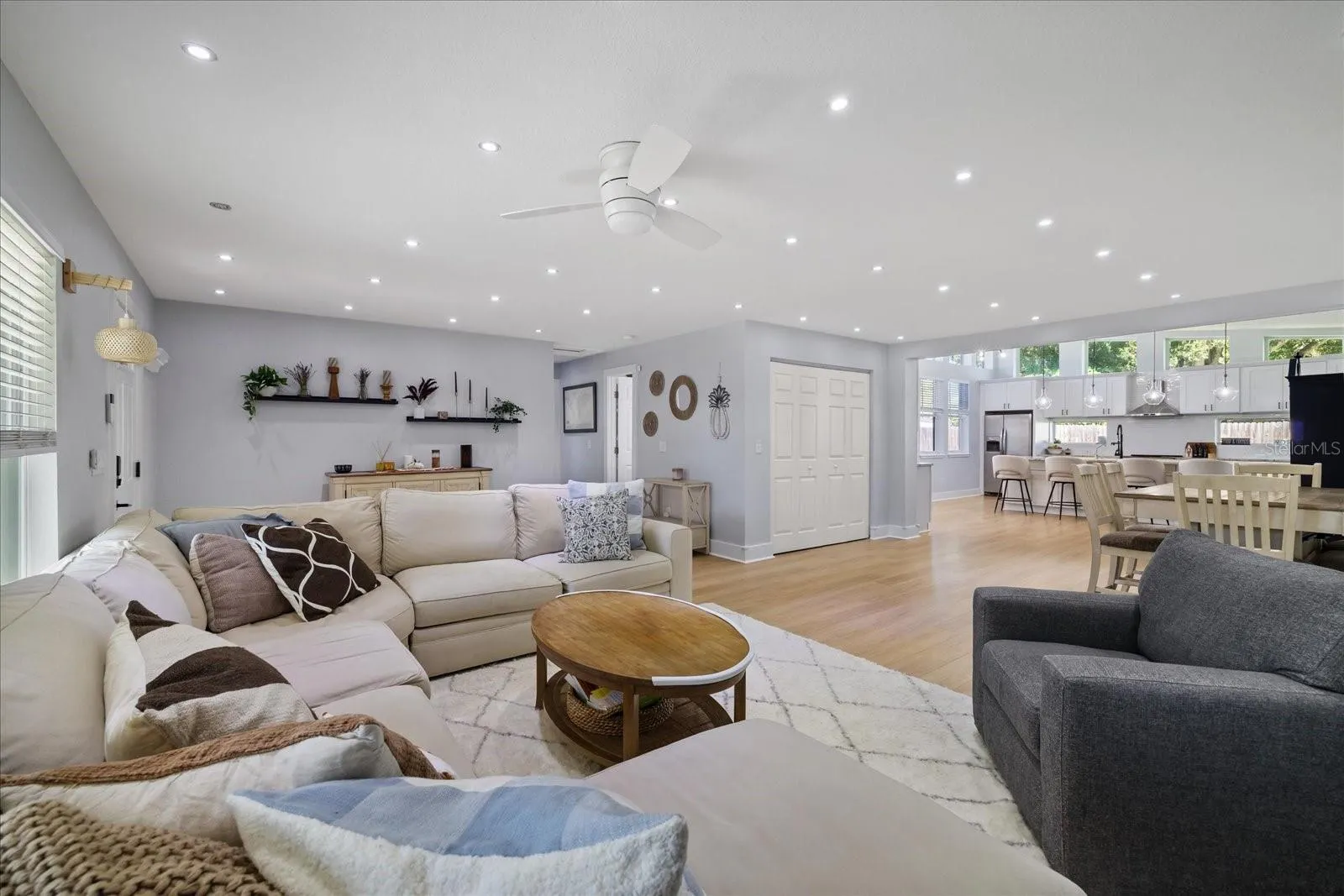 2905 W PAXTON AVE