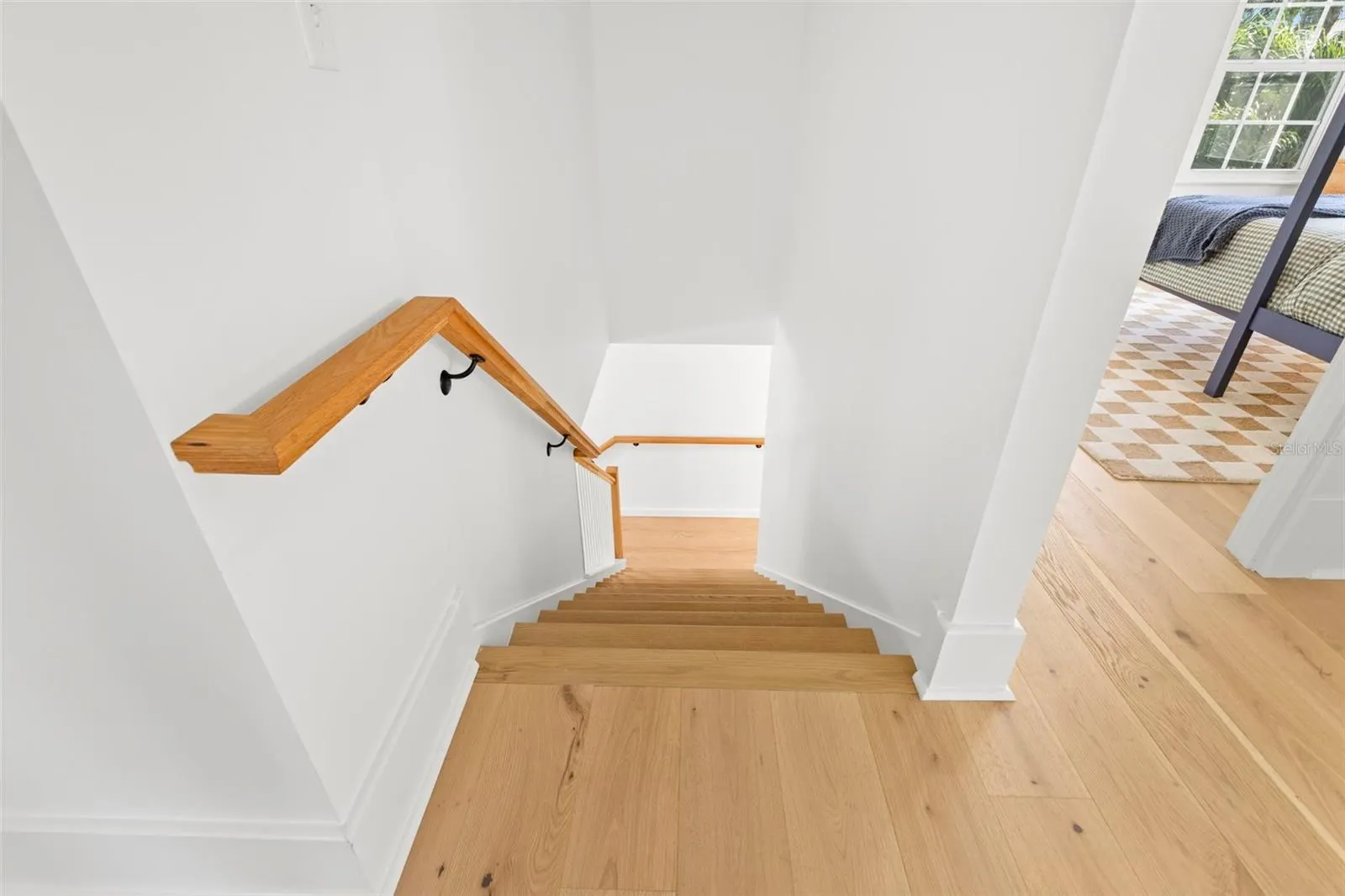 816 15TH AVE NE
