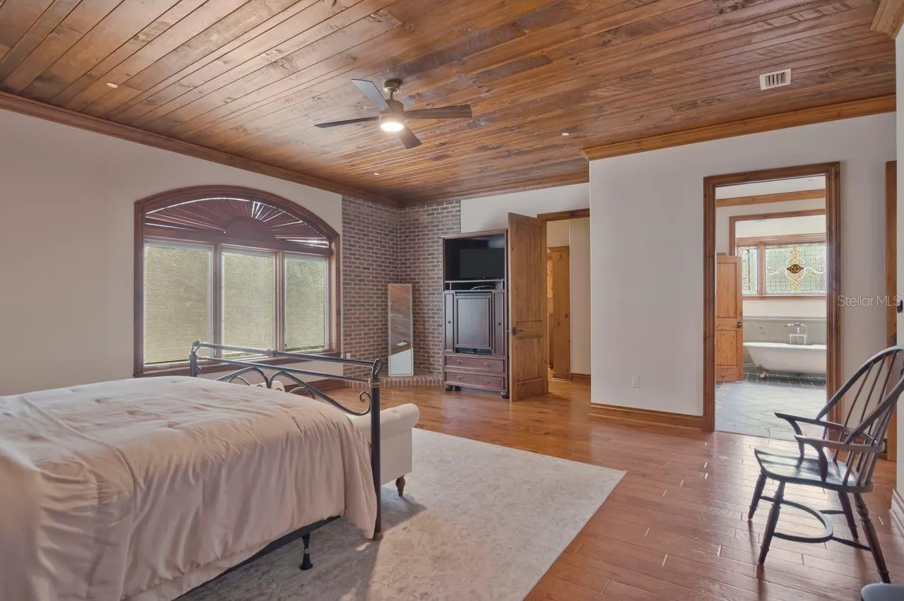 109 OLD OAK LN