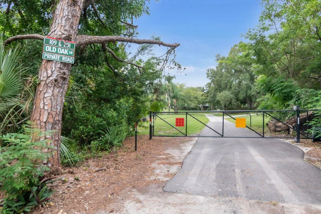109 OLD OAK LN