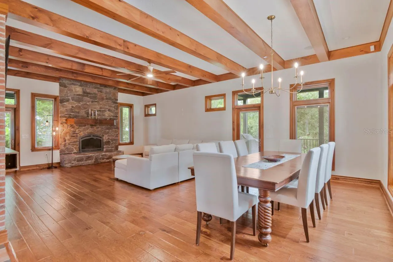 109 OLD OAK LN