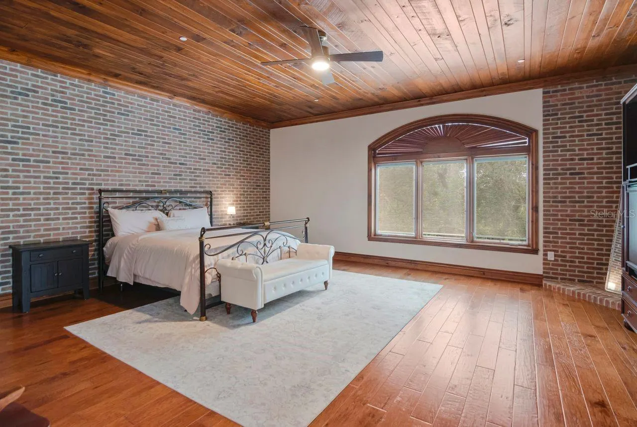 109 OLD OAK LN