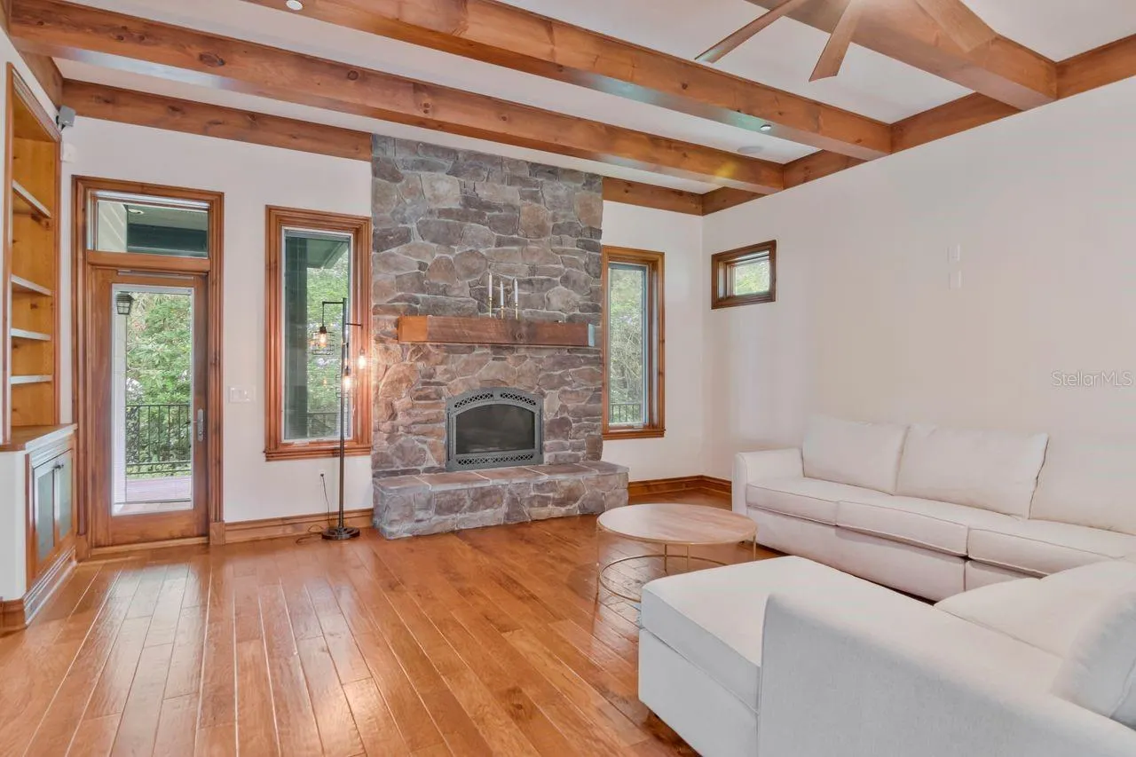 109 OLD OAK LN