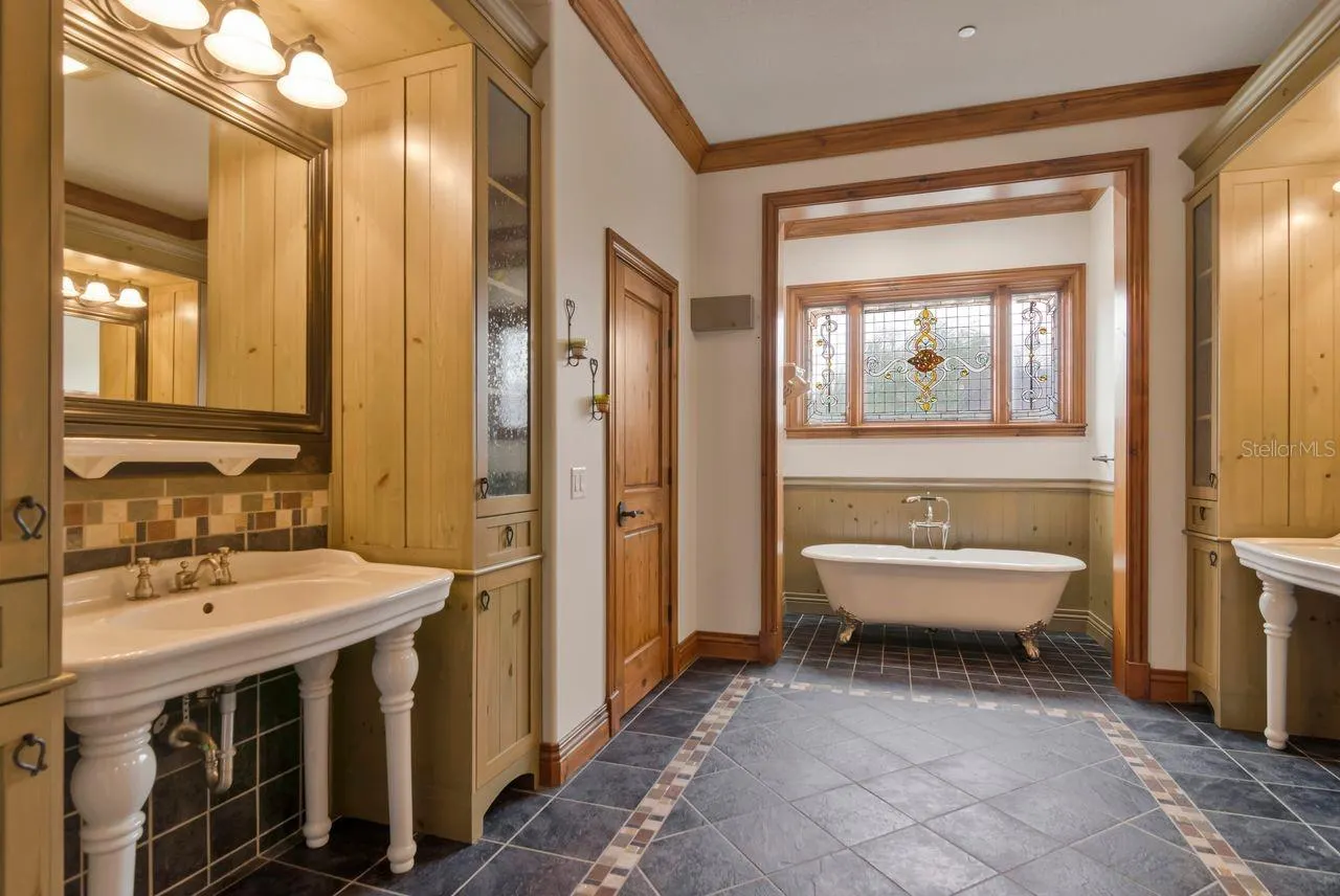 109 OLD OAK LN