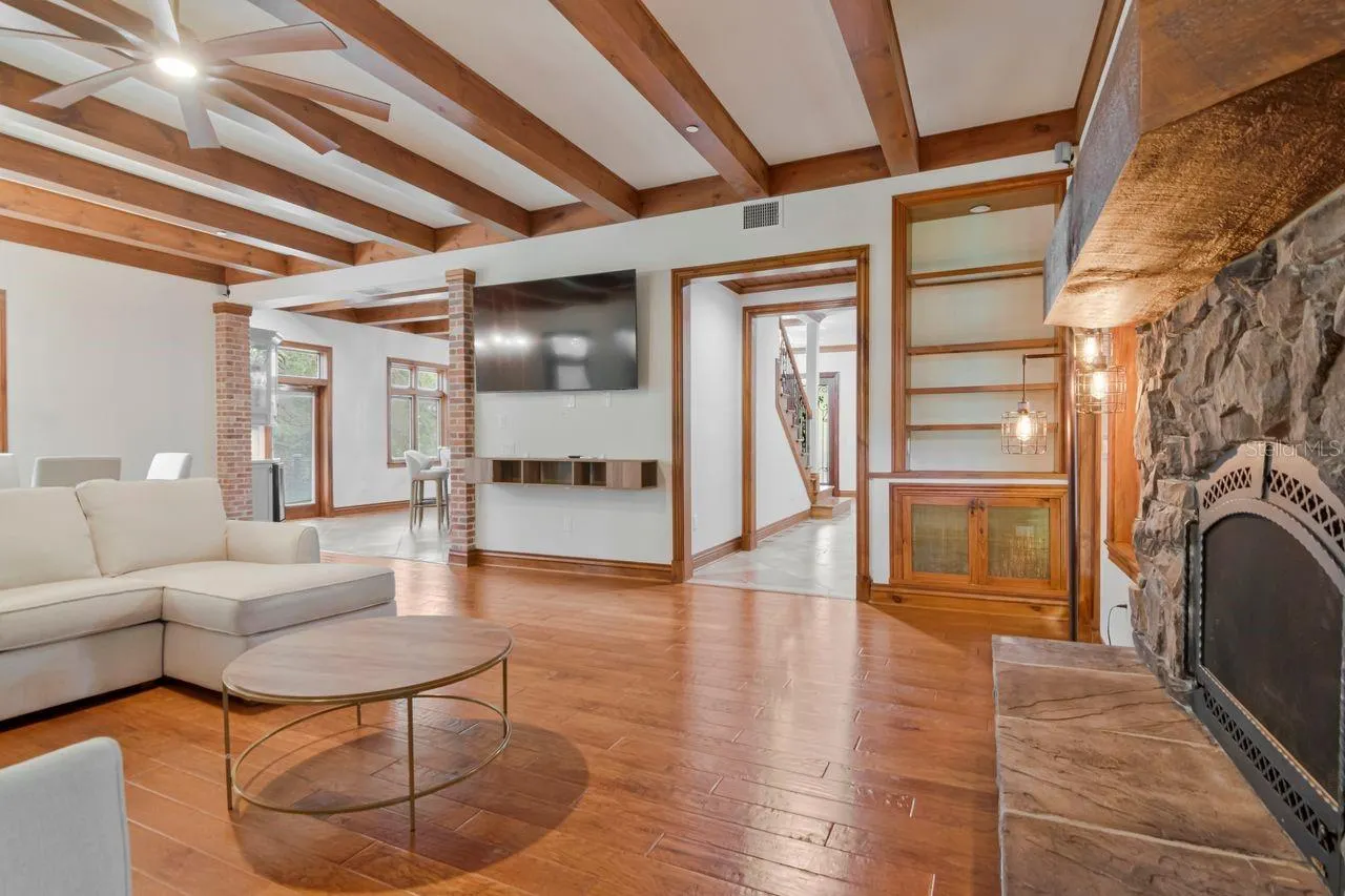 109 OLD OAK LN
