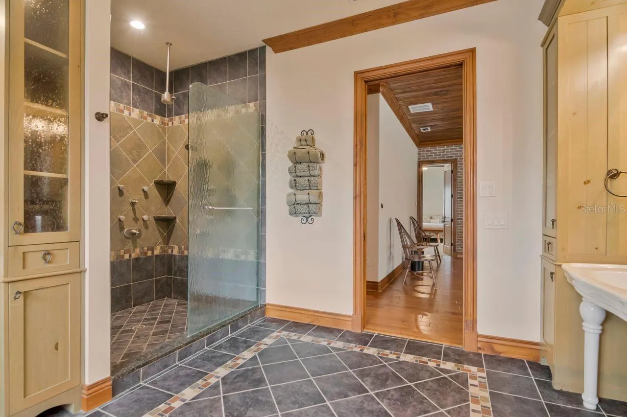 109 OLD OAK LN