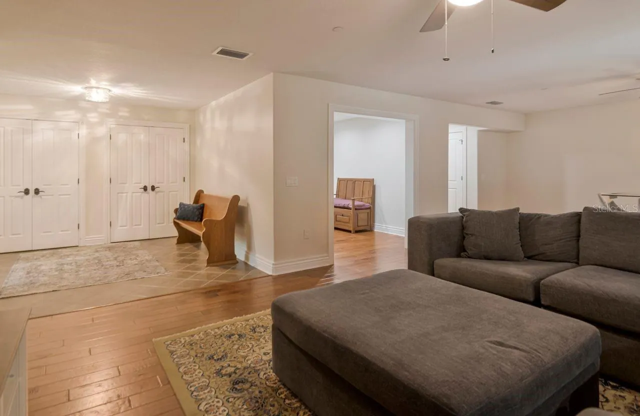 109 OLD OAK LN