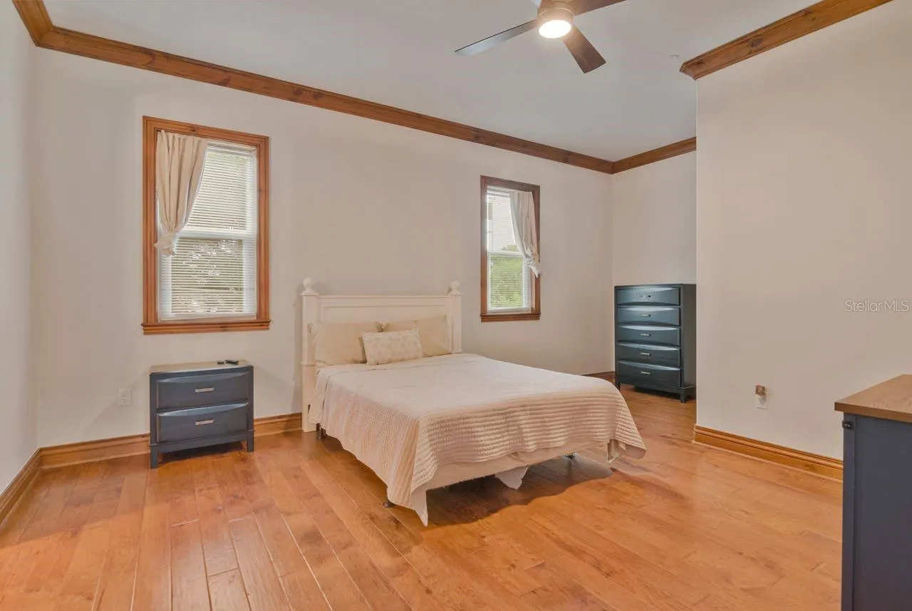109 OLD OAK LN