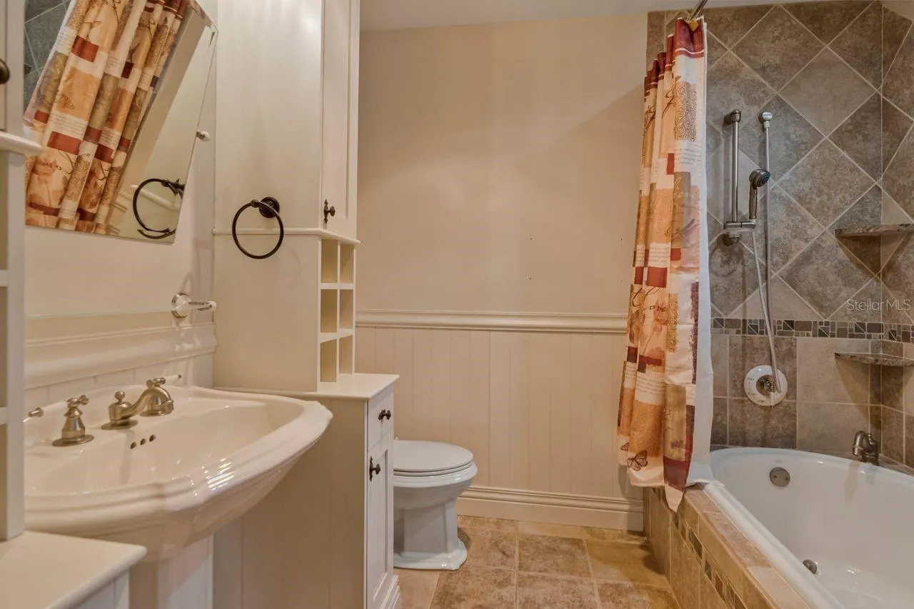 109 OLD OAK LN