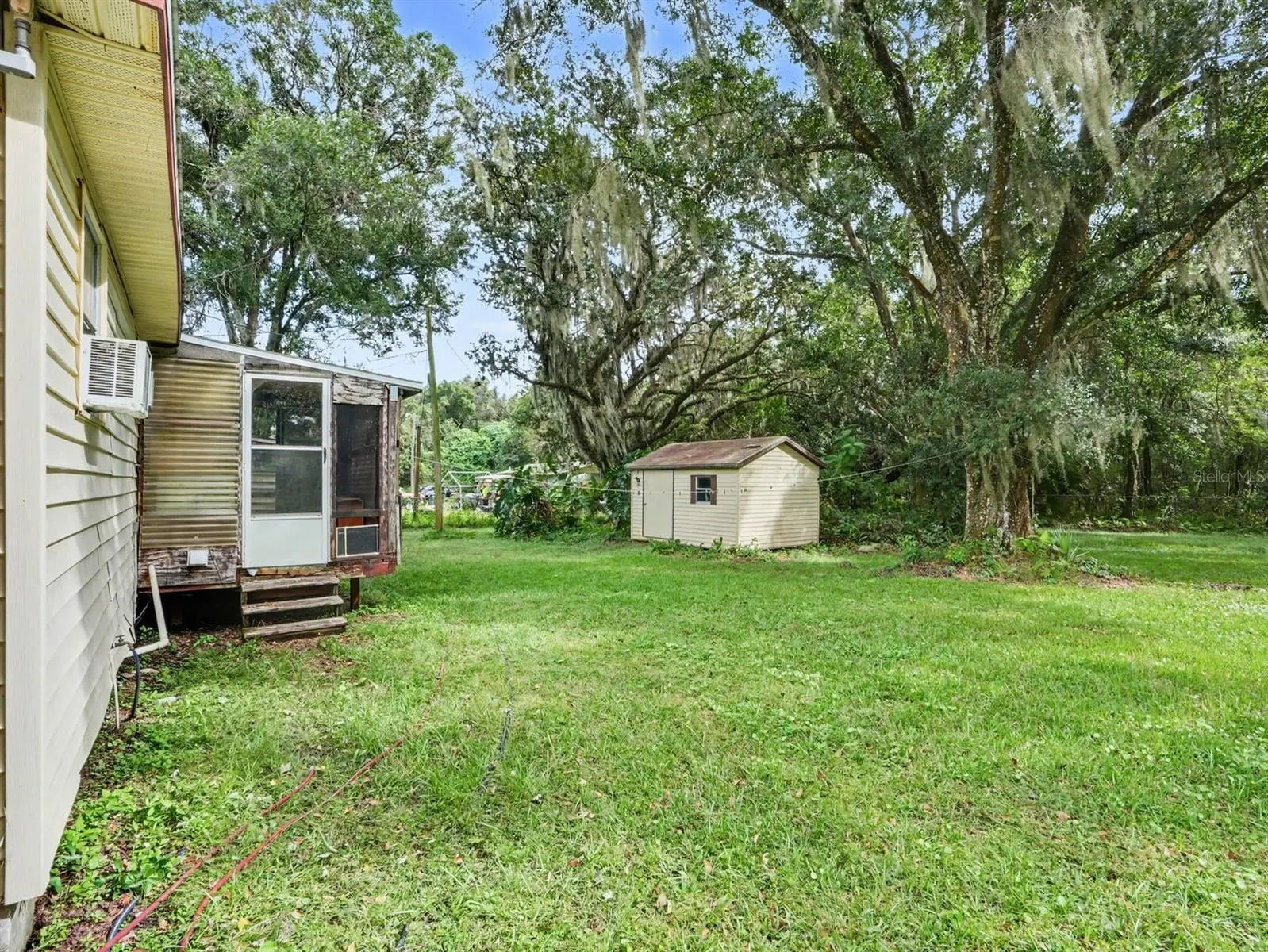 3015 STRAWBERRY LN