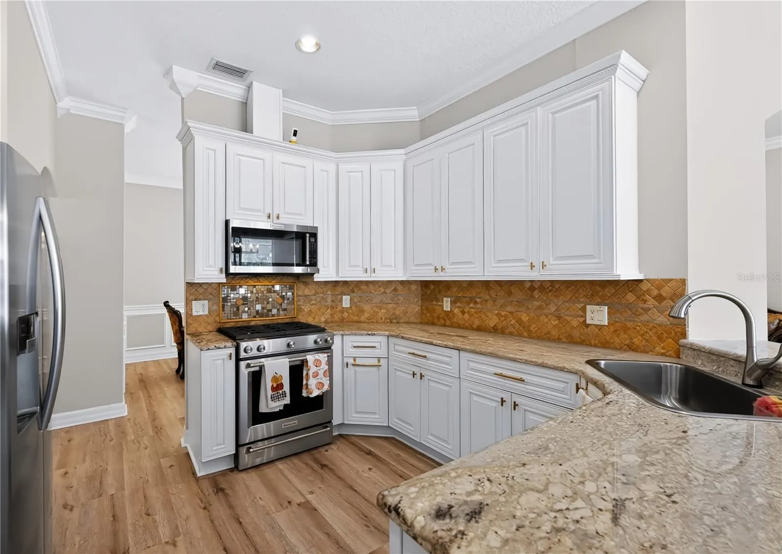 12541 LEATHERLEAF DR
