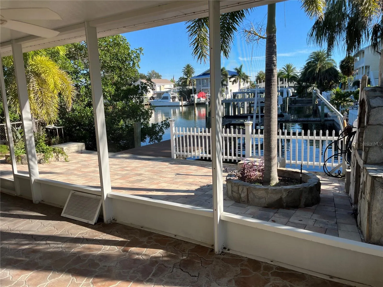 307 LA HACIENDA DR