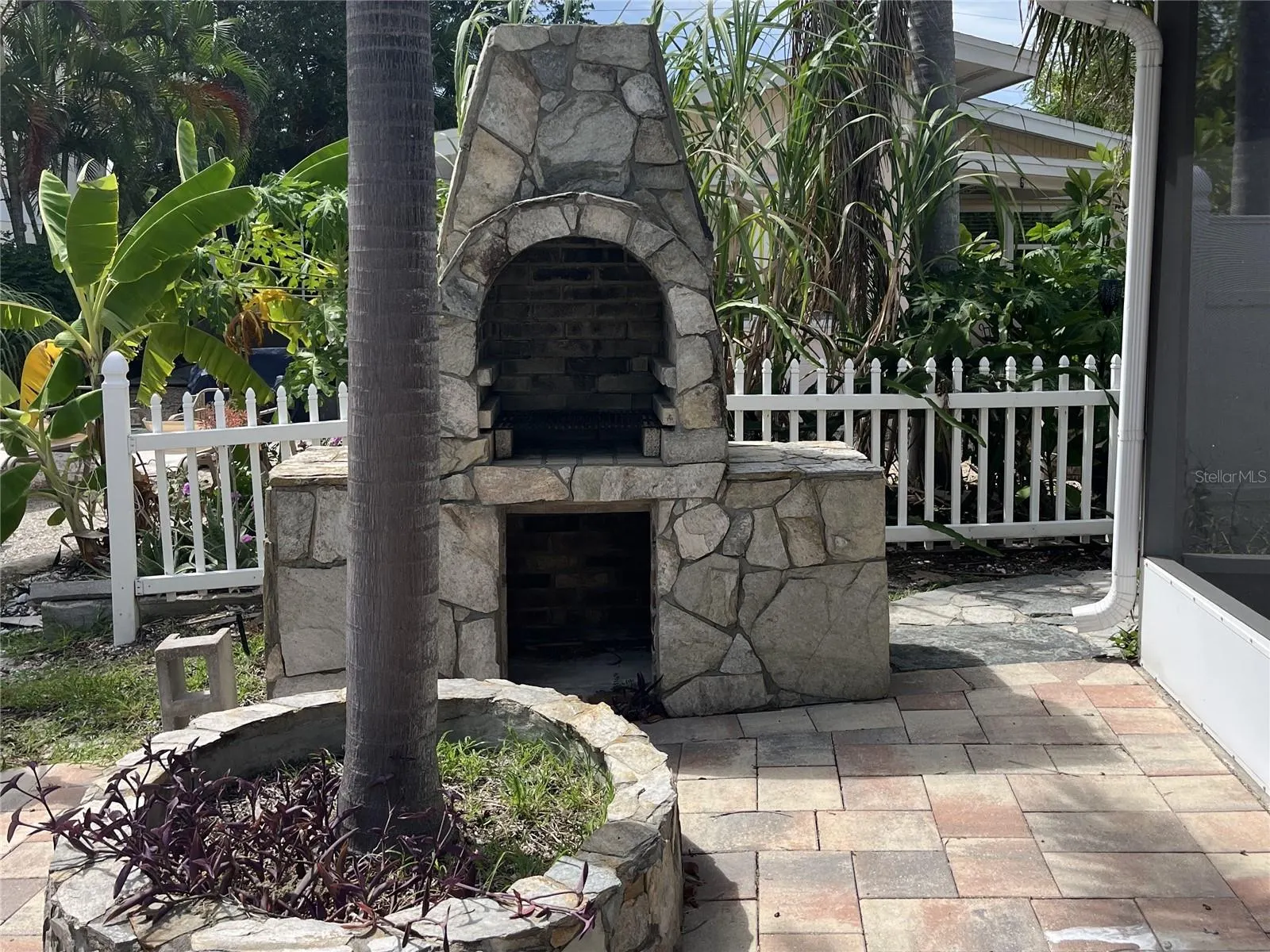 307 LA HACIENDA DR