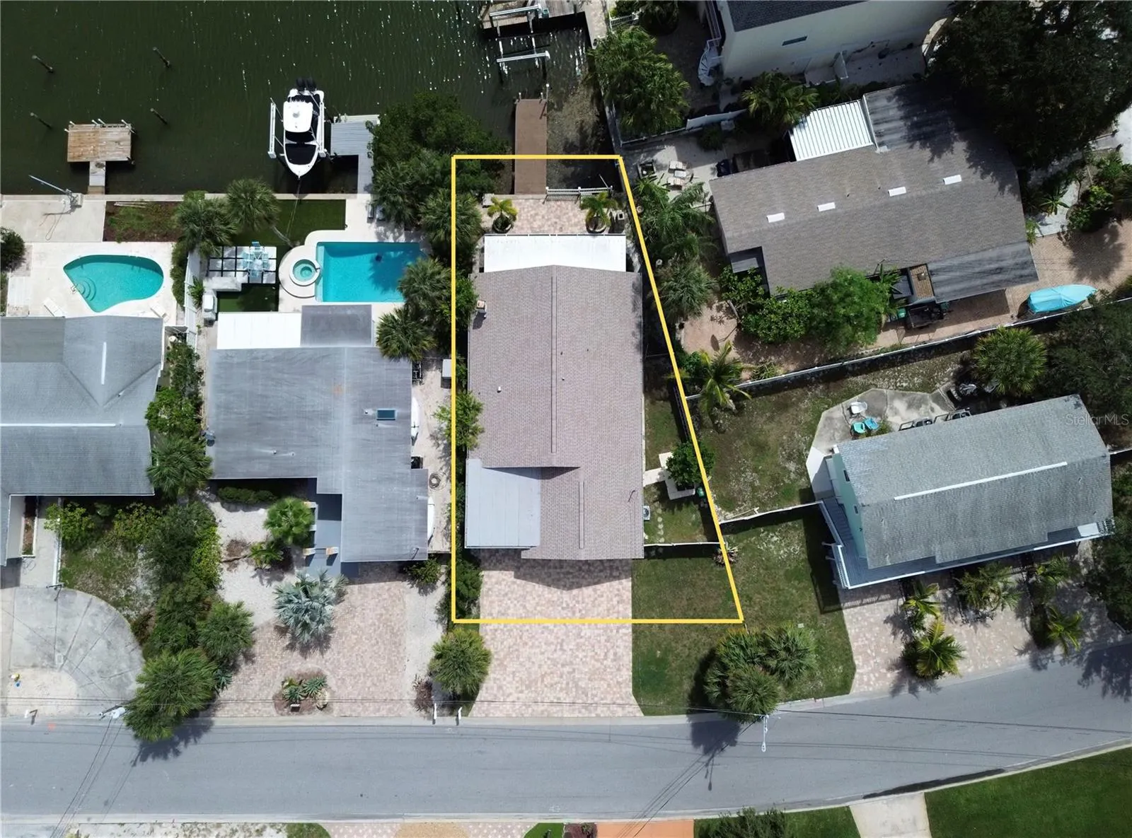 307 LA HACIENDA DR