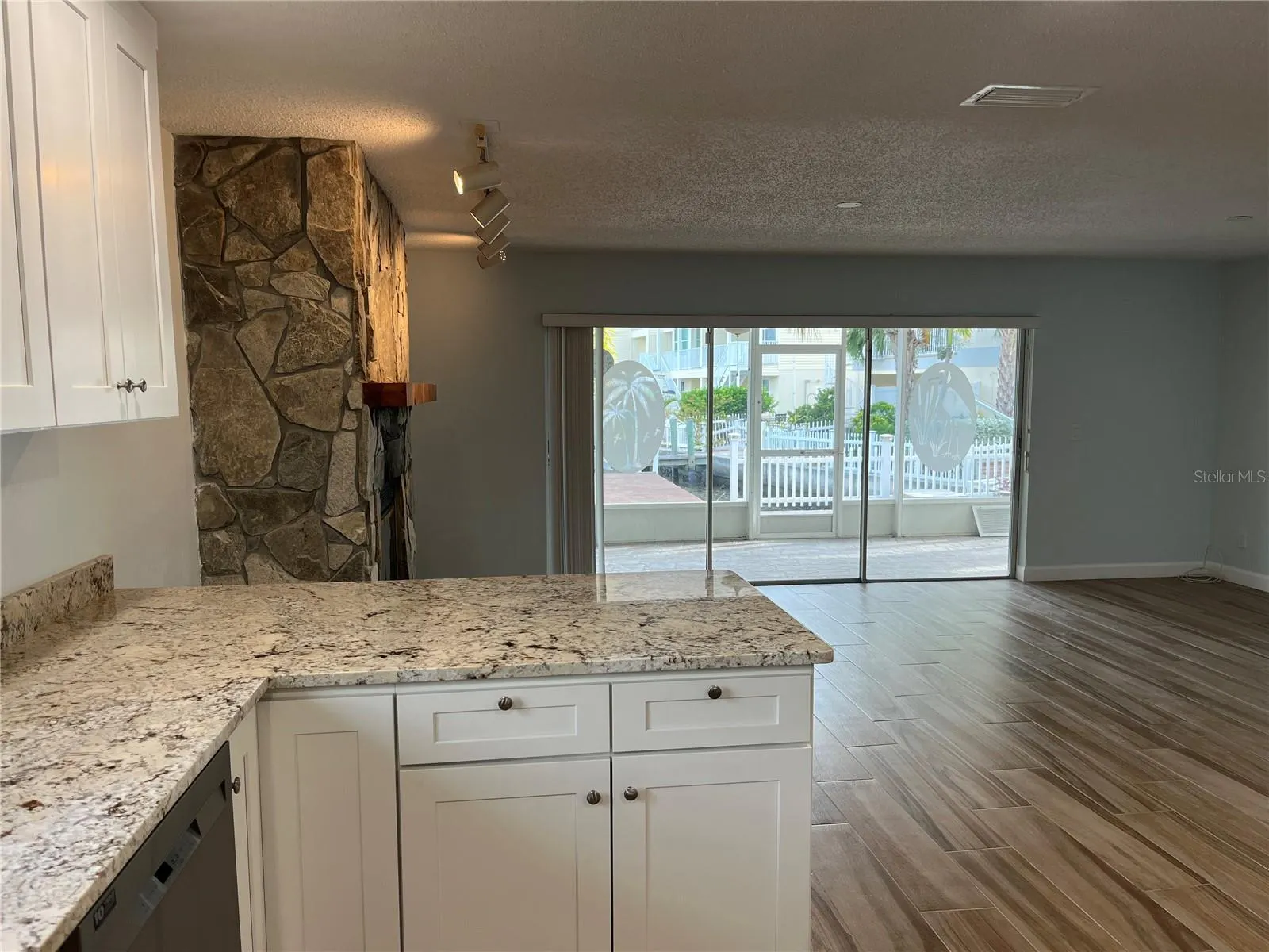 307 LA HACIENDA DR