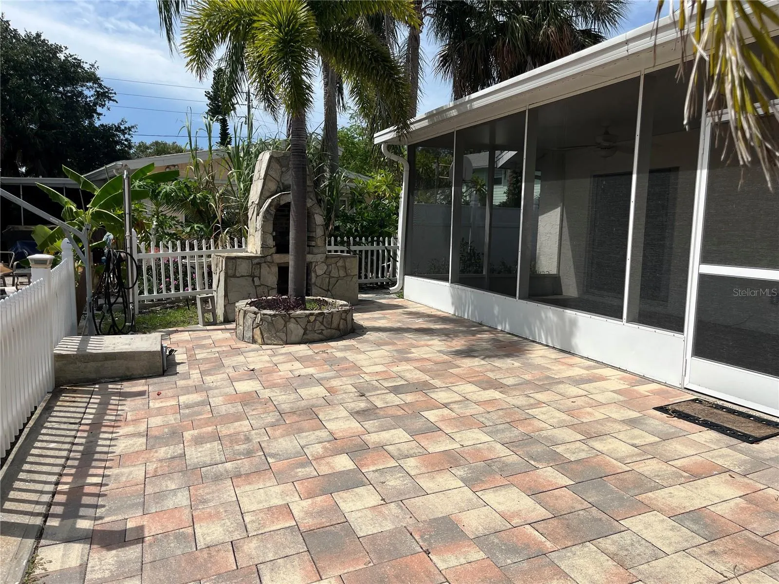 307 LA HACIENDA DR