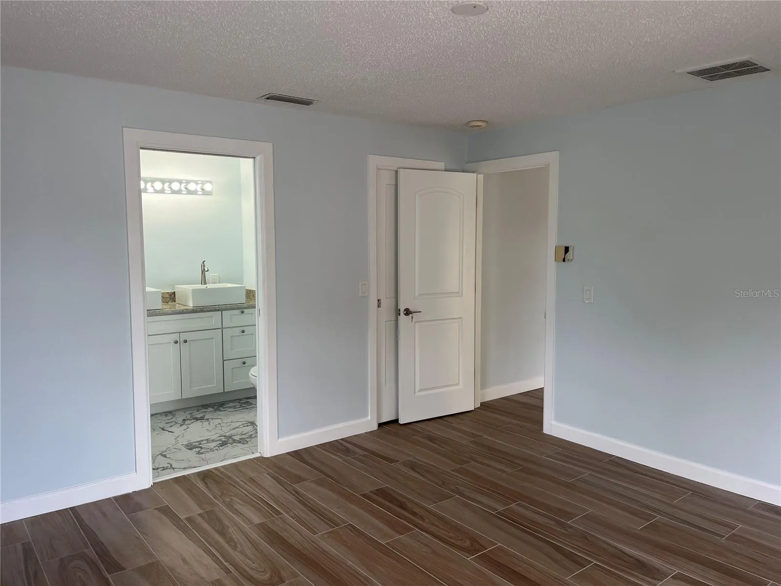 307 LA HACIENDA DR