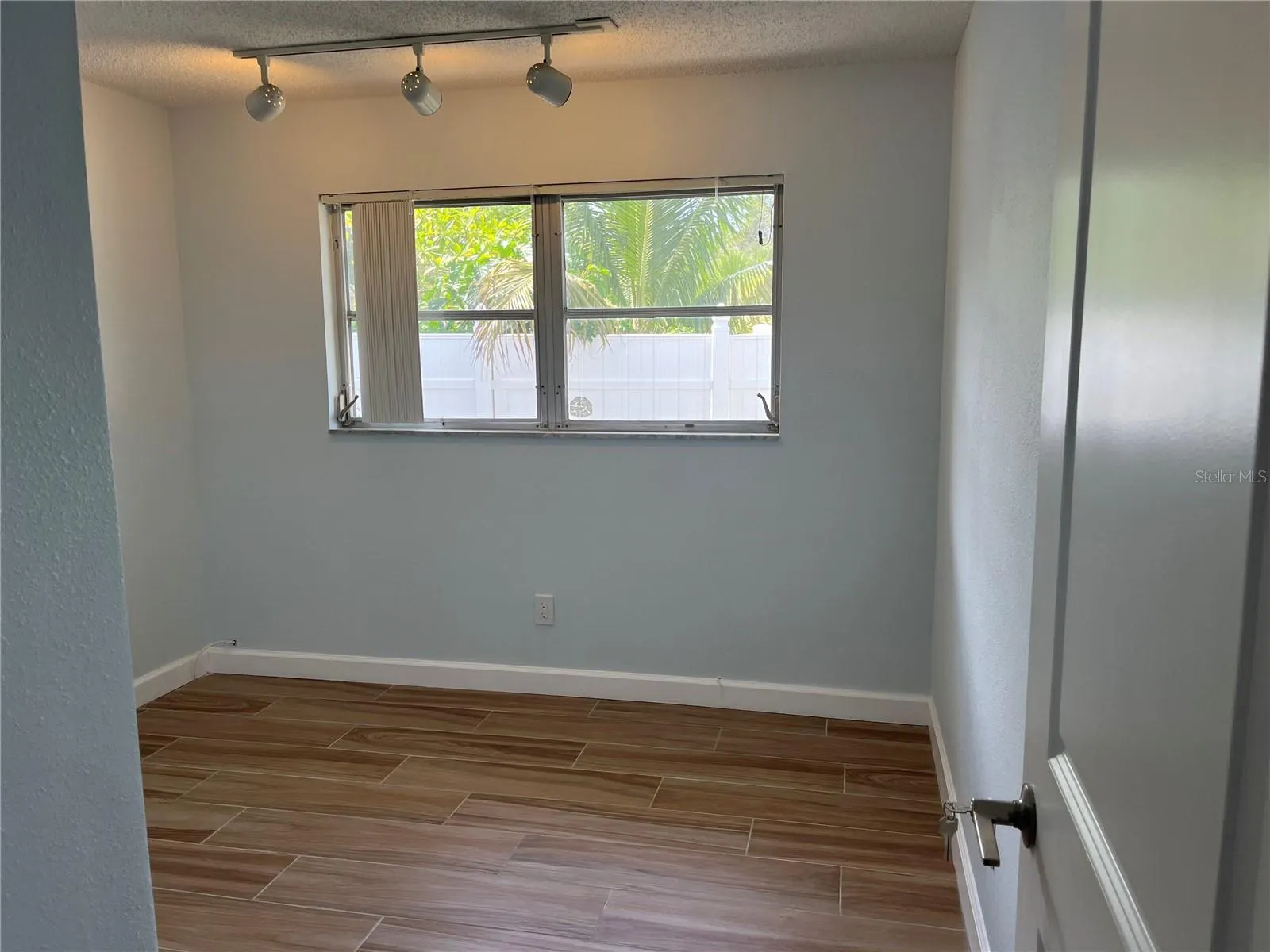 307 LA HACIENDA DR