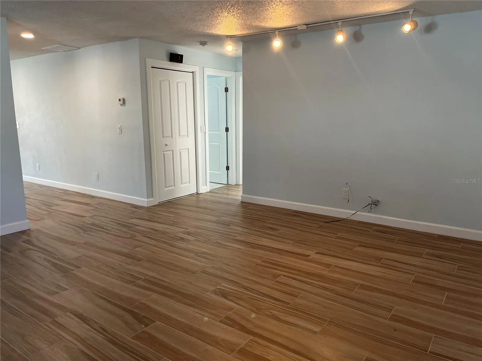 307 LA HACIENDA DR