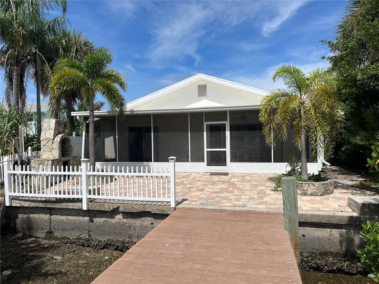 307 LA HACIENDA DR