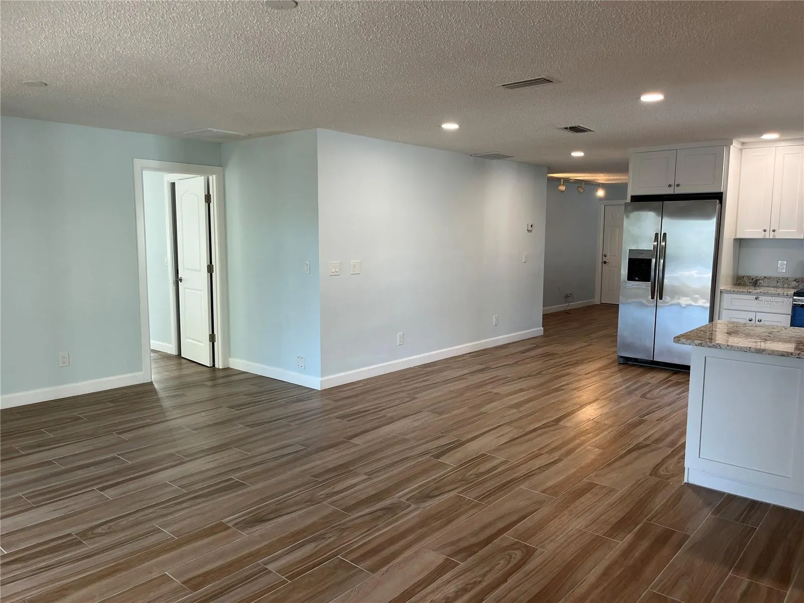 307 LA HACIENDA DR