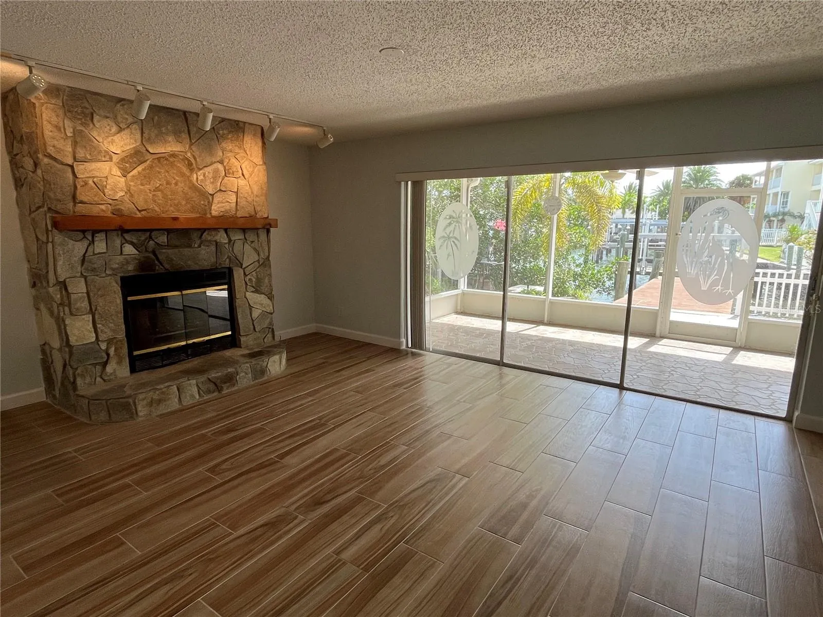 307 LA HACIENDA DR