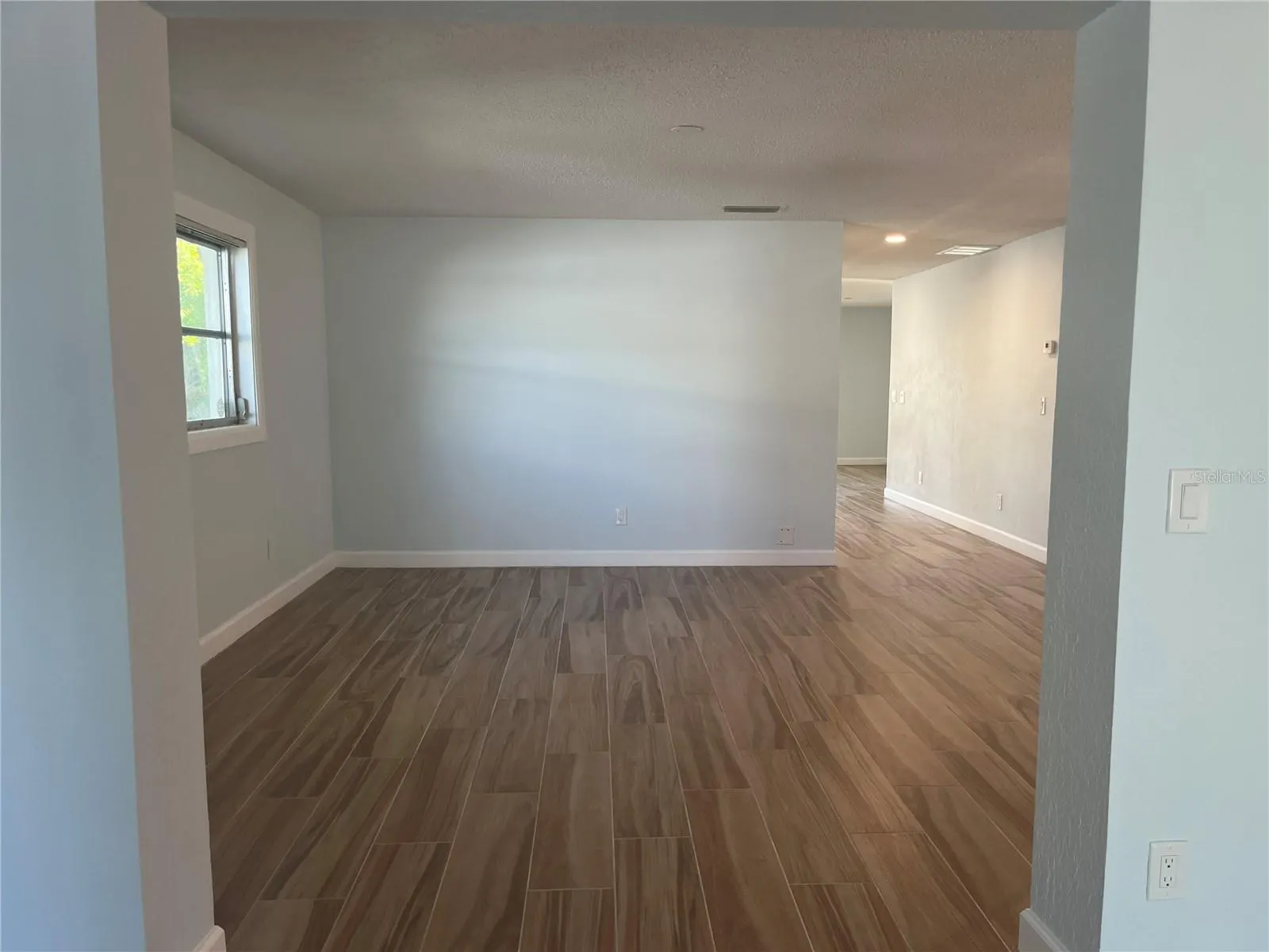 307 LA HACIENDA DR