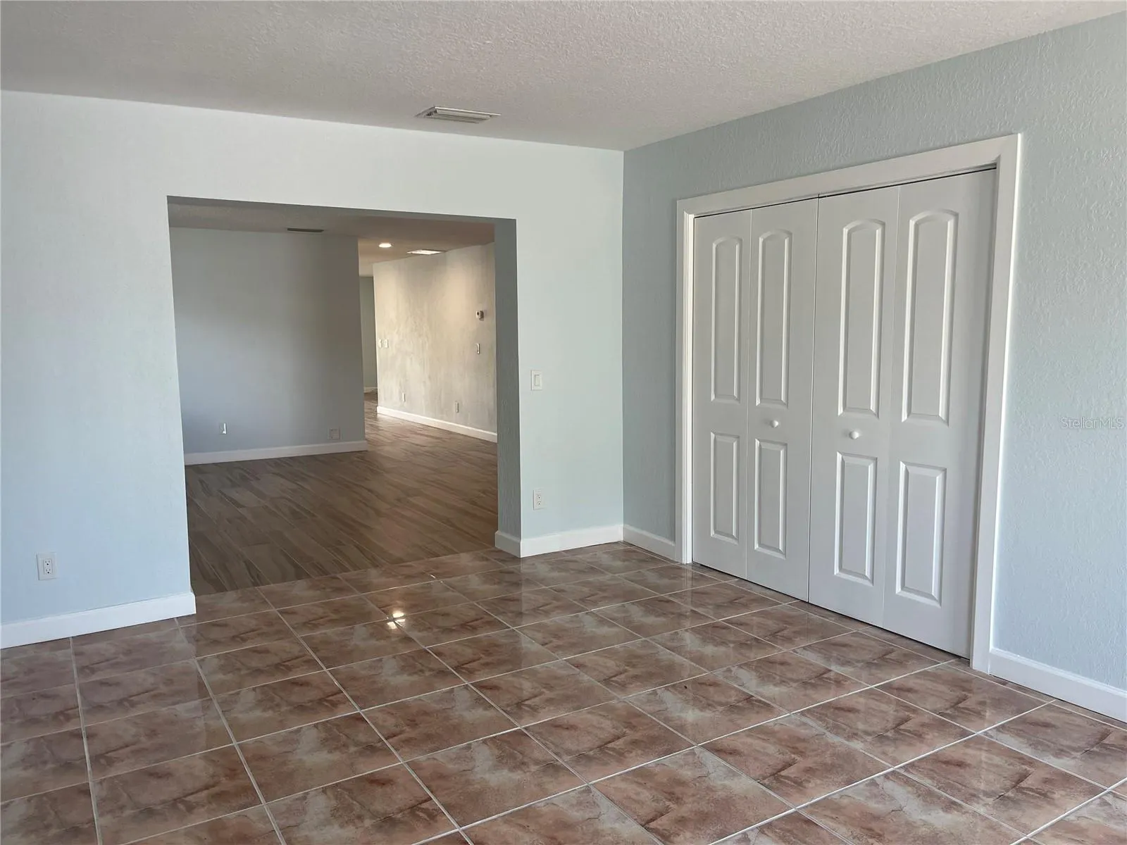 307 LA HACIENDA DR