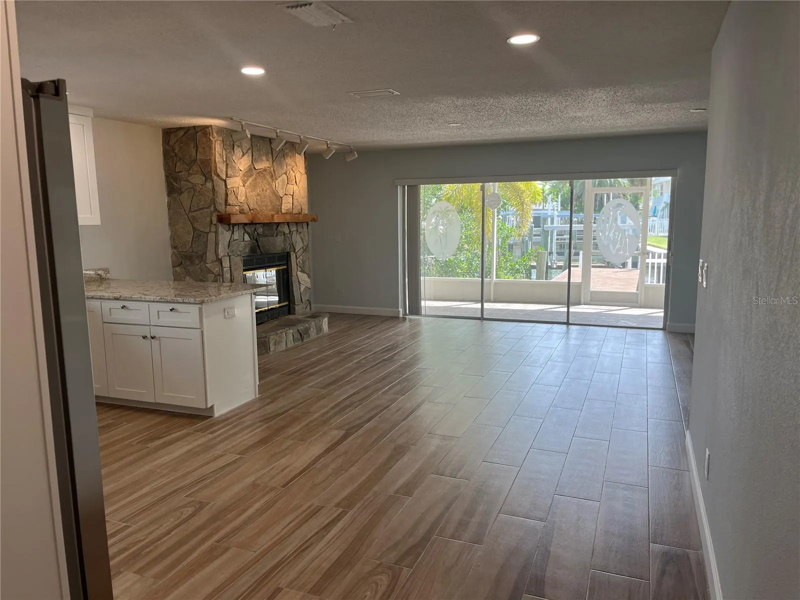 307 LA HACIENDA DR
