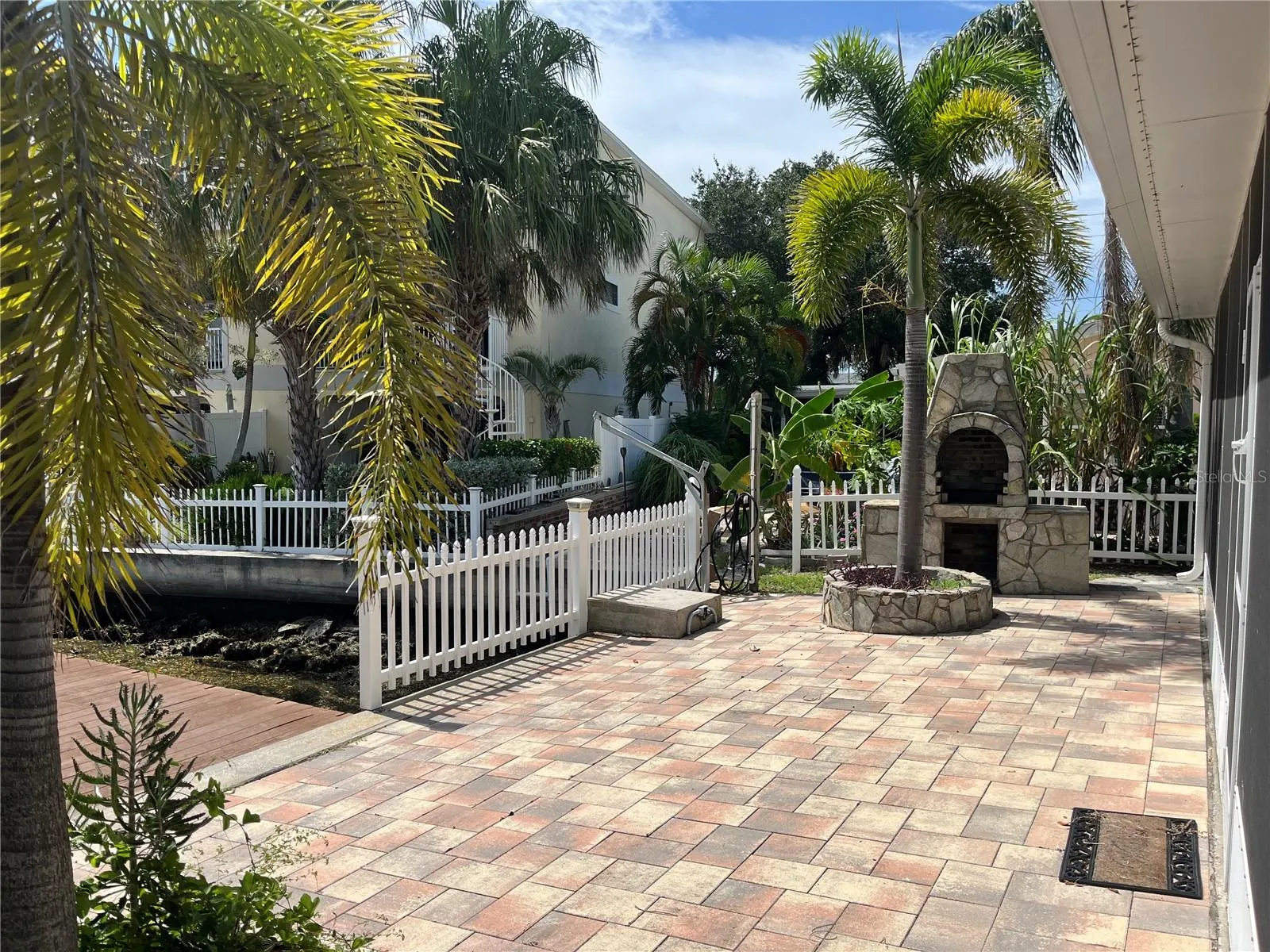 307 LA HACIENDA DR