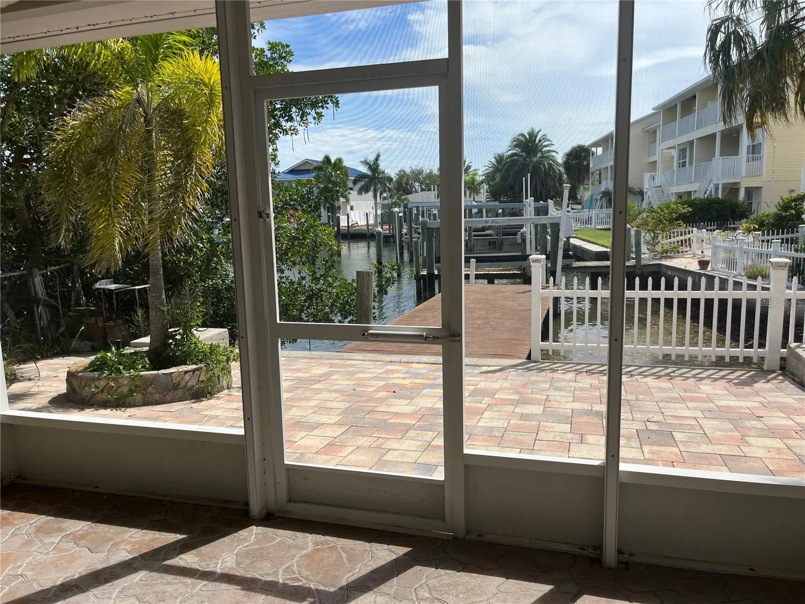 307 LA HACIENDA DR
