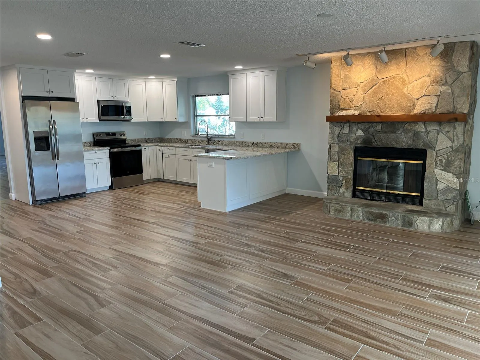 307 LA HACIENDA DR