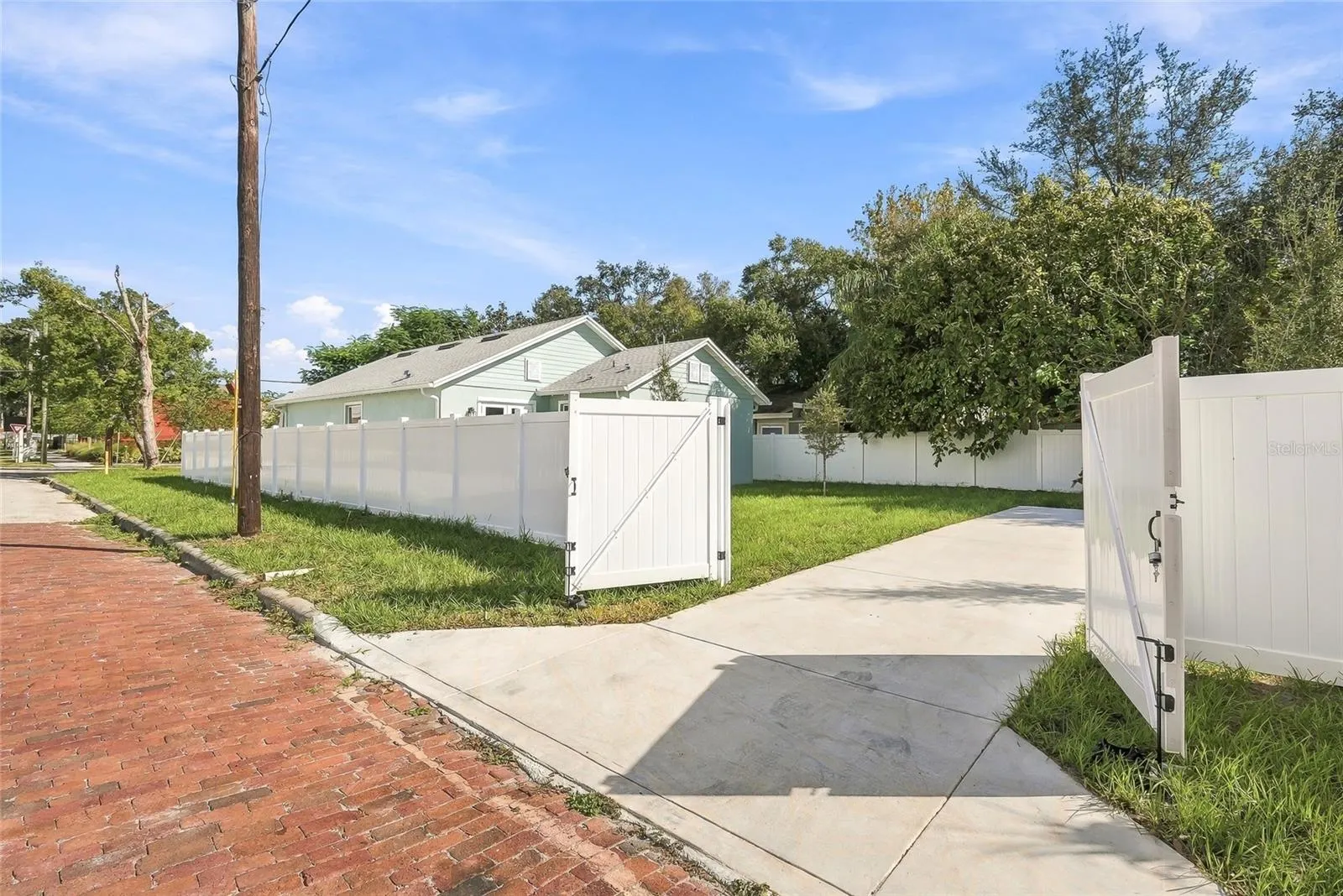 801 E GIDDENS AVE