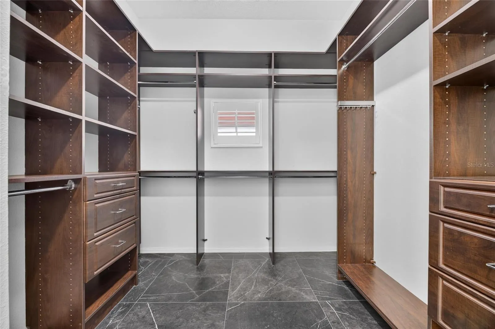 825 ISLEBAY DR