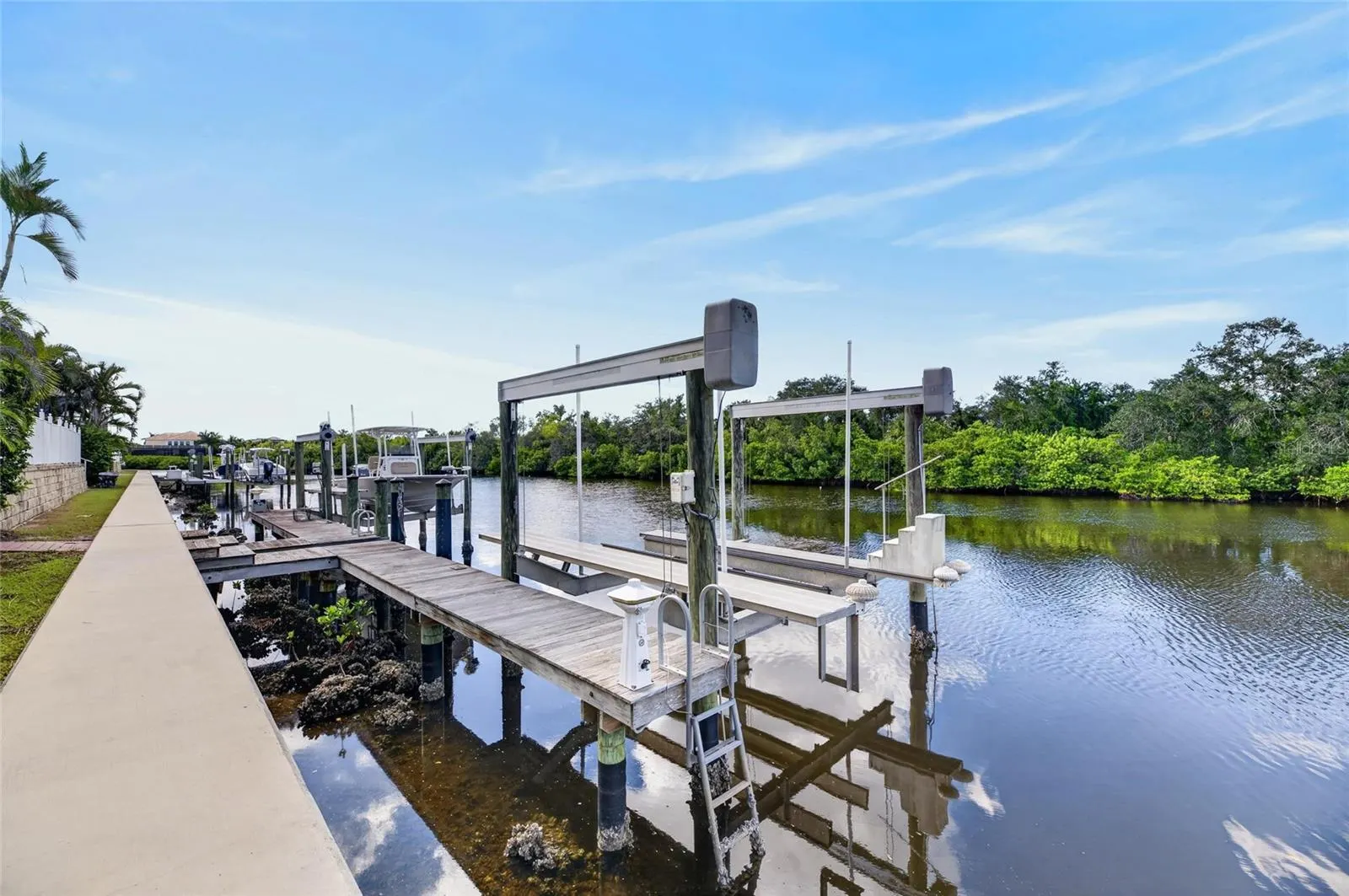 825 ISLEBAY DR