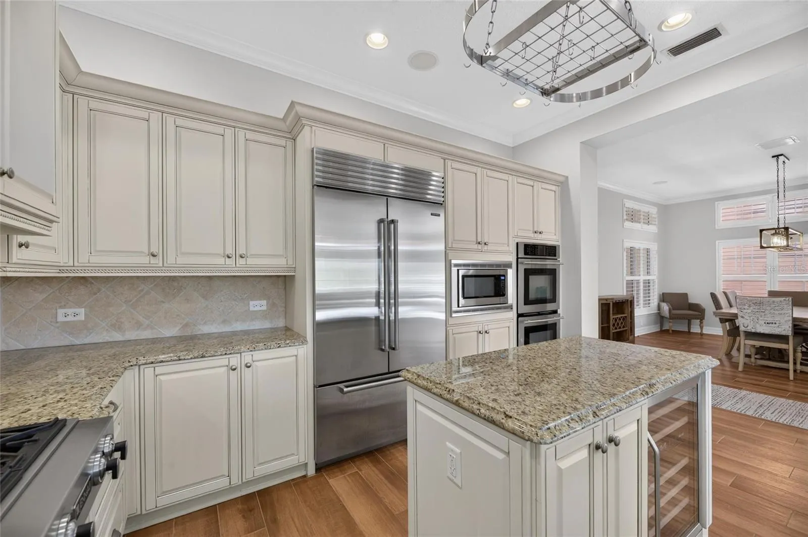 825 ISLEBAY DR