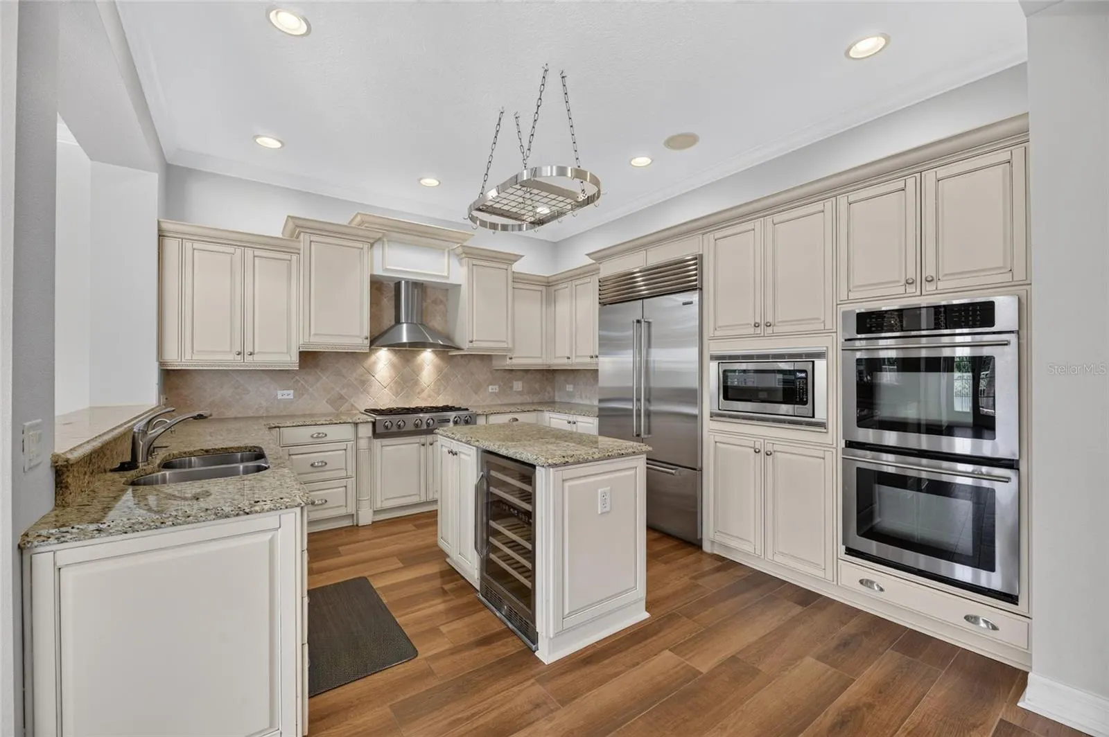 825 ISLEBAY DR