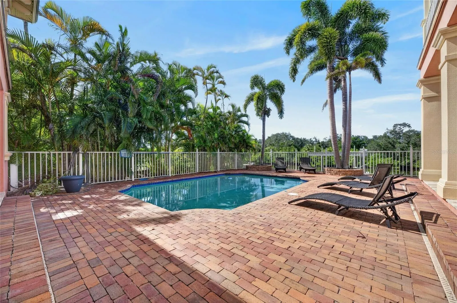 825 ISLEBAY DR