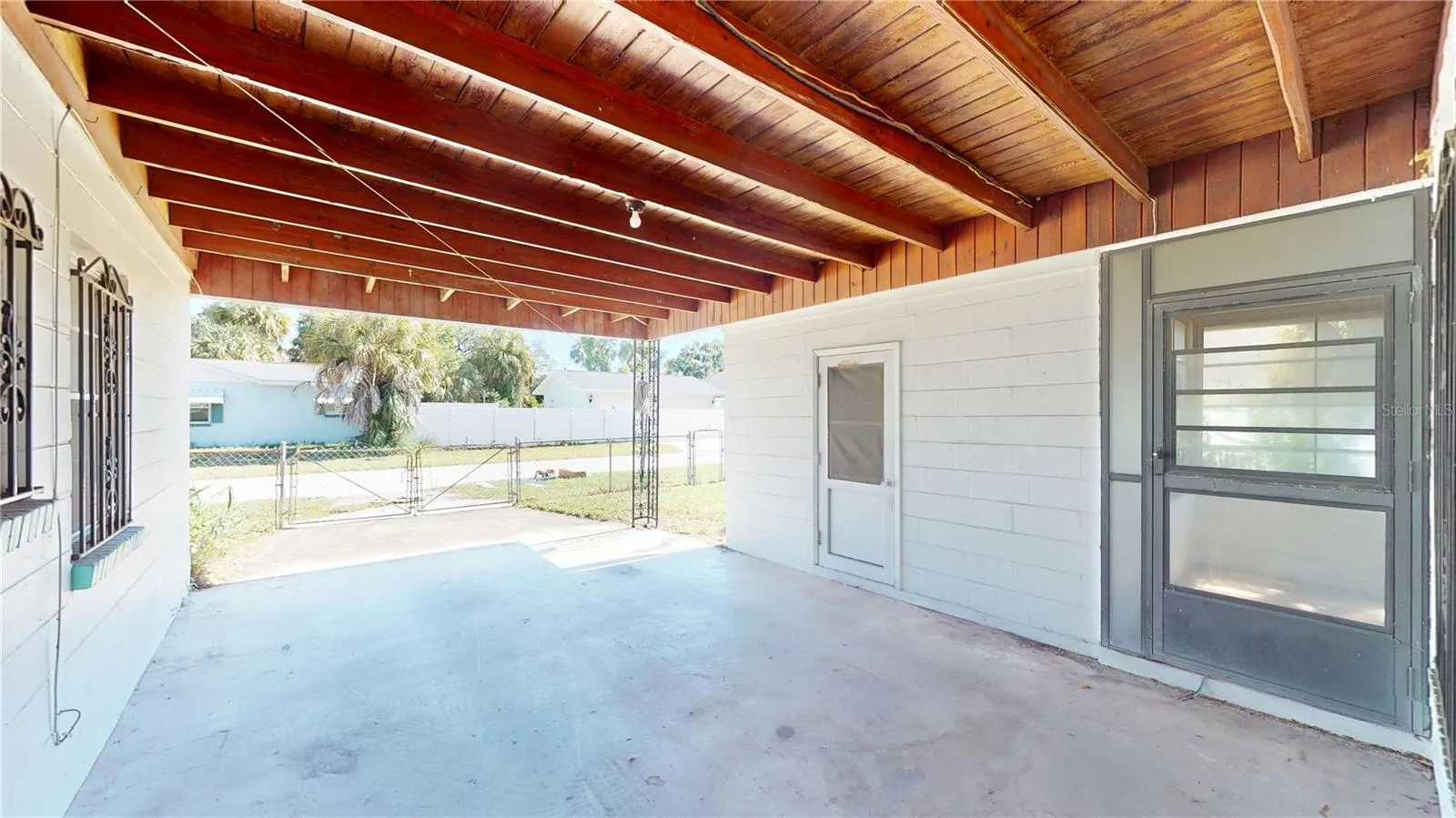 3302 W PAXTON AVE