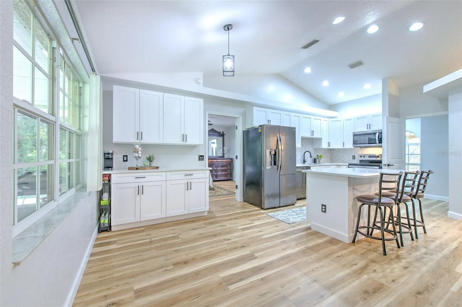 118 E HUNTER RD