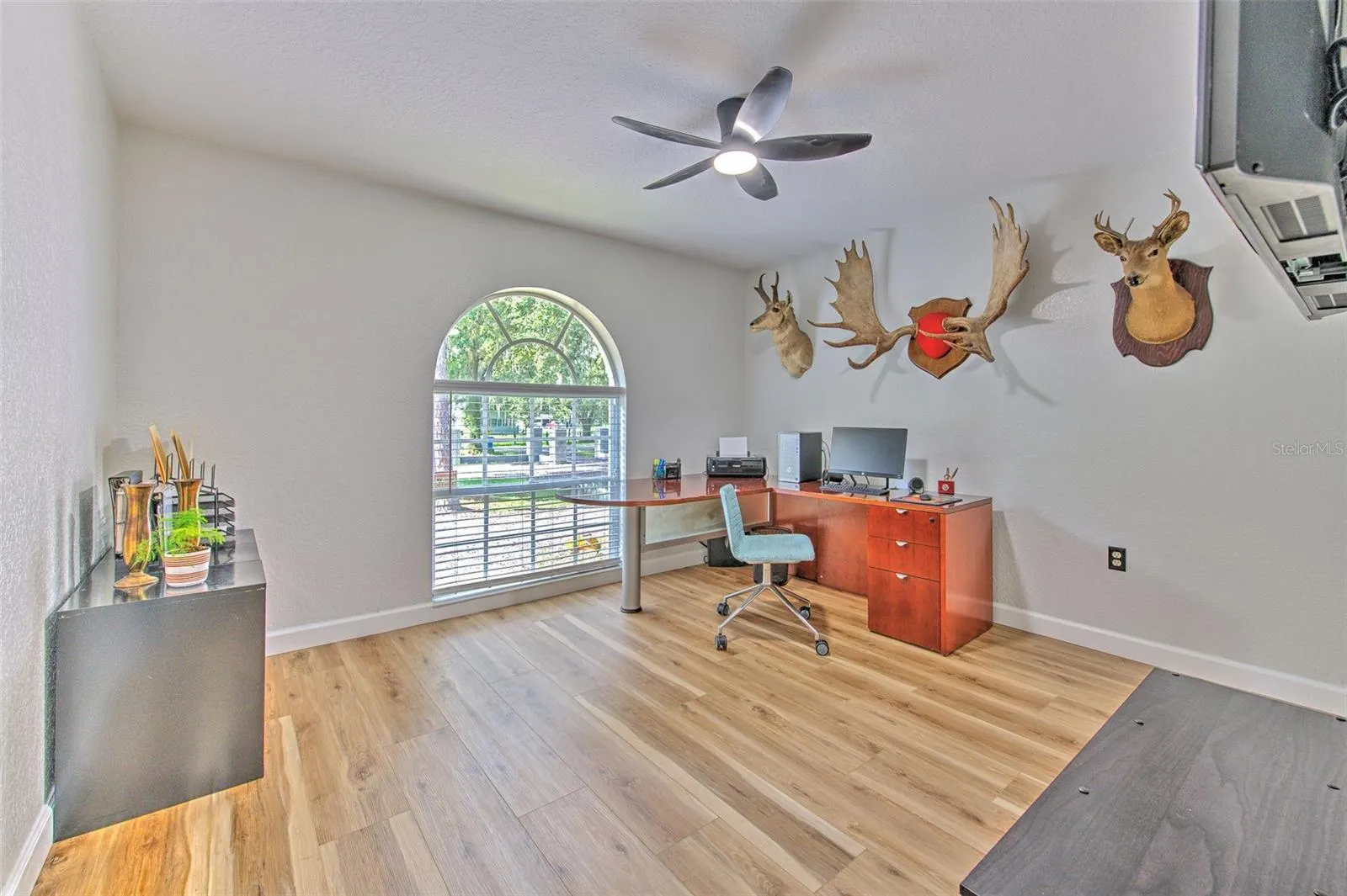 118 E HUNTER RD