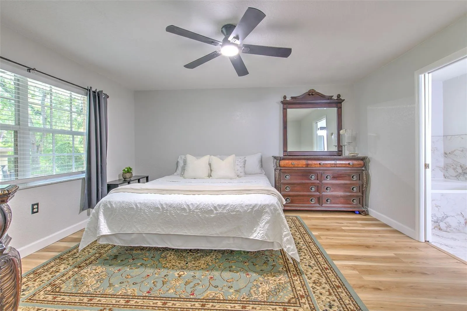 118 E HUNTER RD