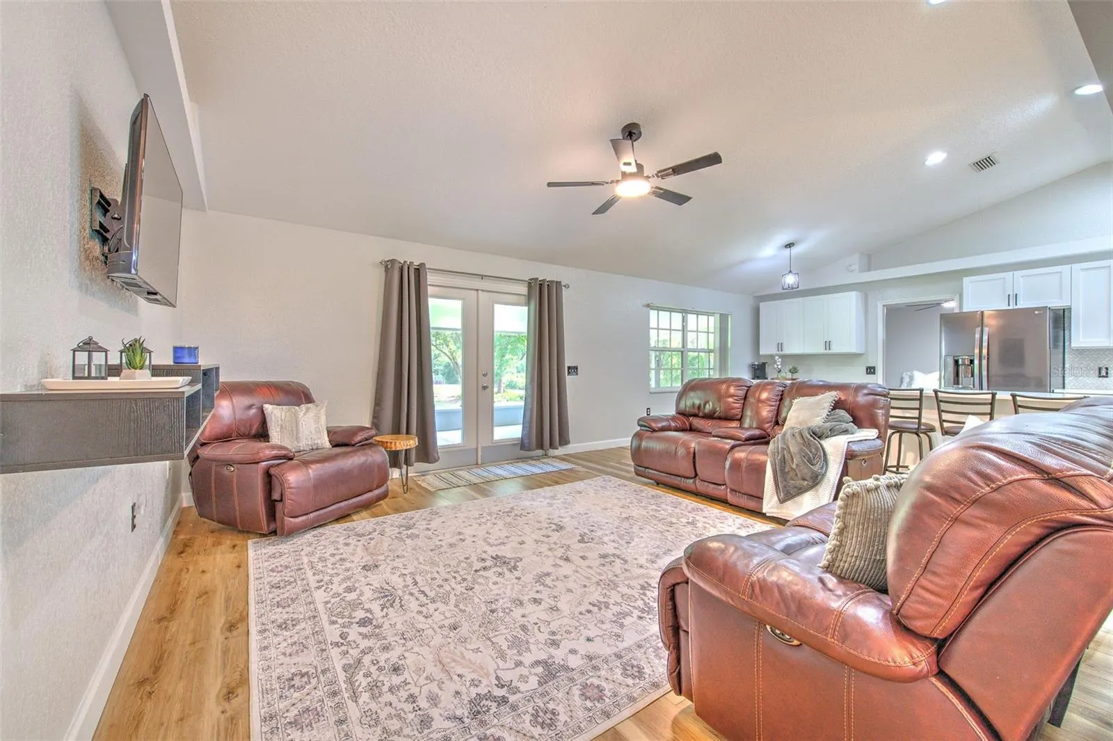 118 E HUNTER RD