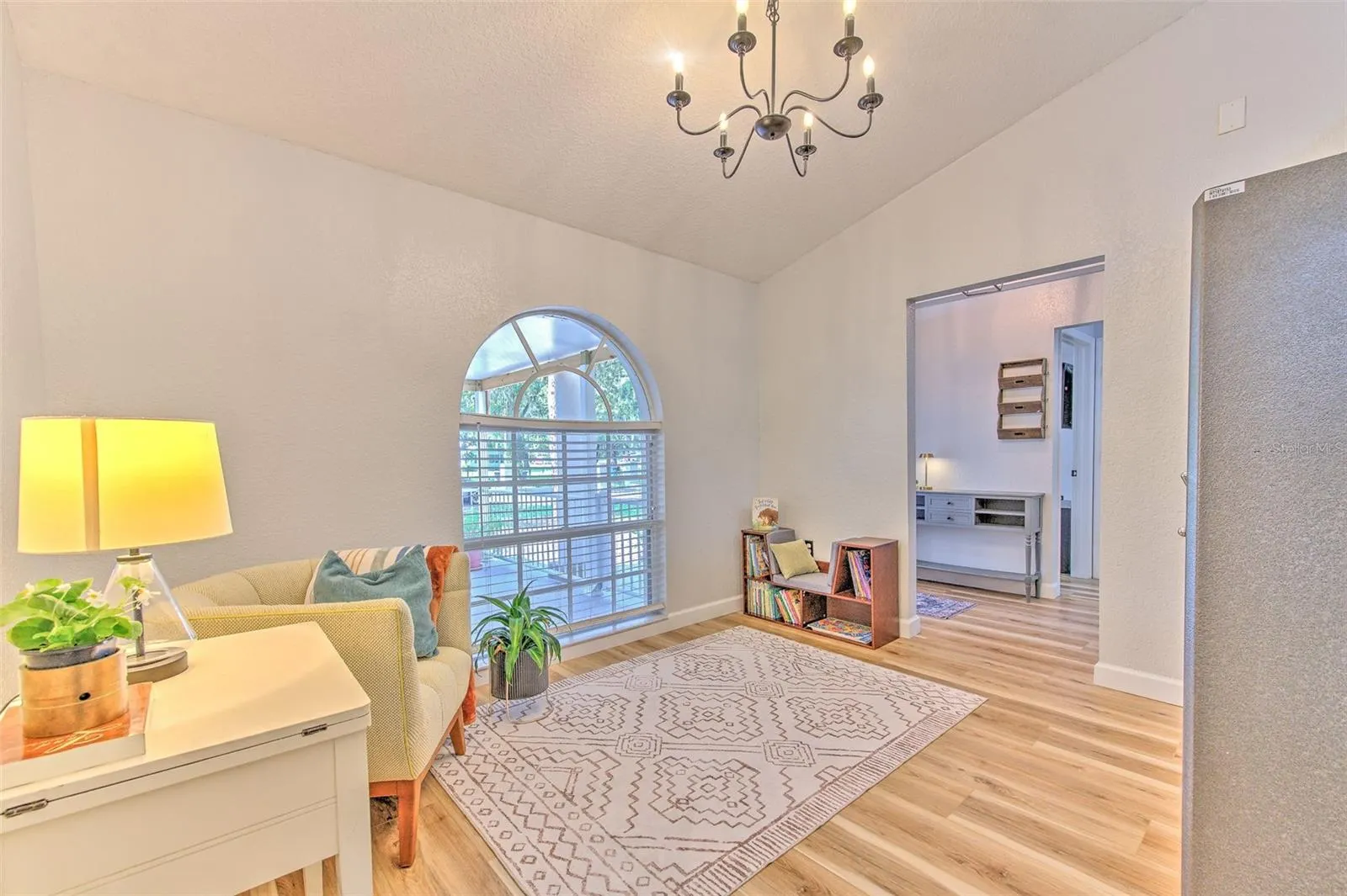 118 E HUNTER RD