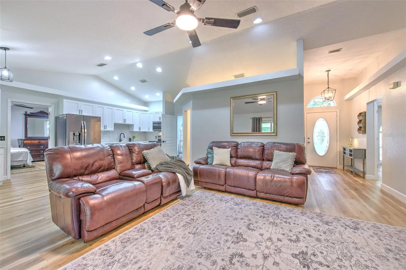 118 E HUNTER RD