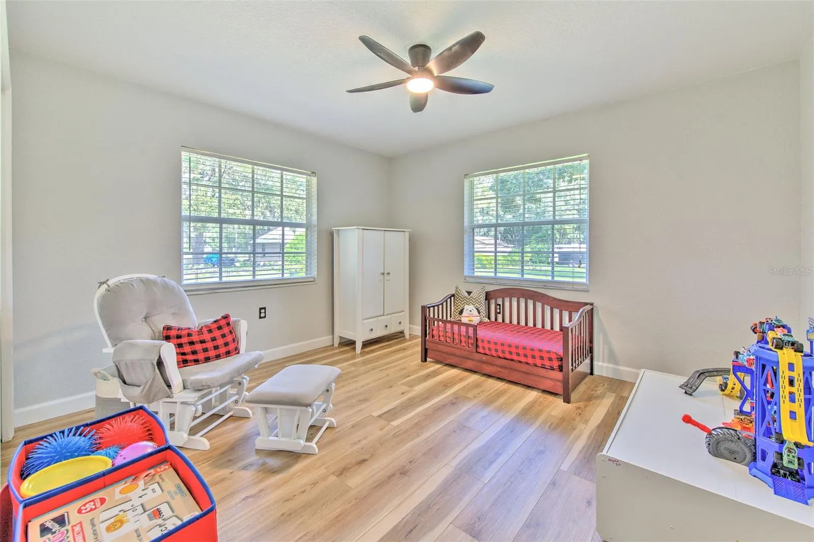 118 E HUNTER RD