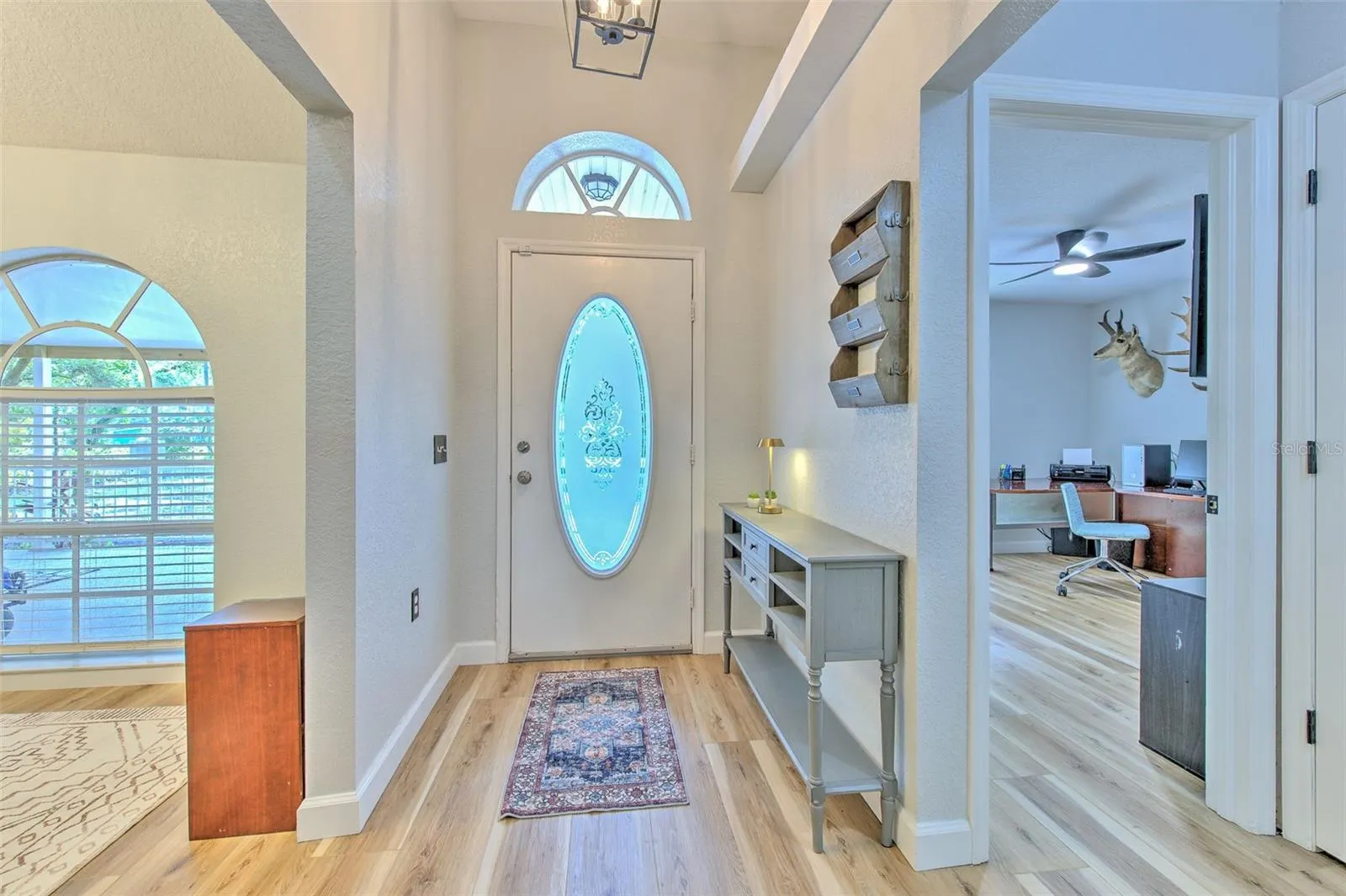118 E HUNTER RD