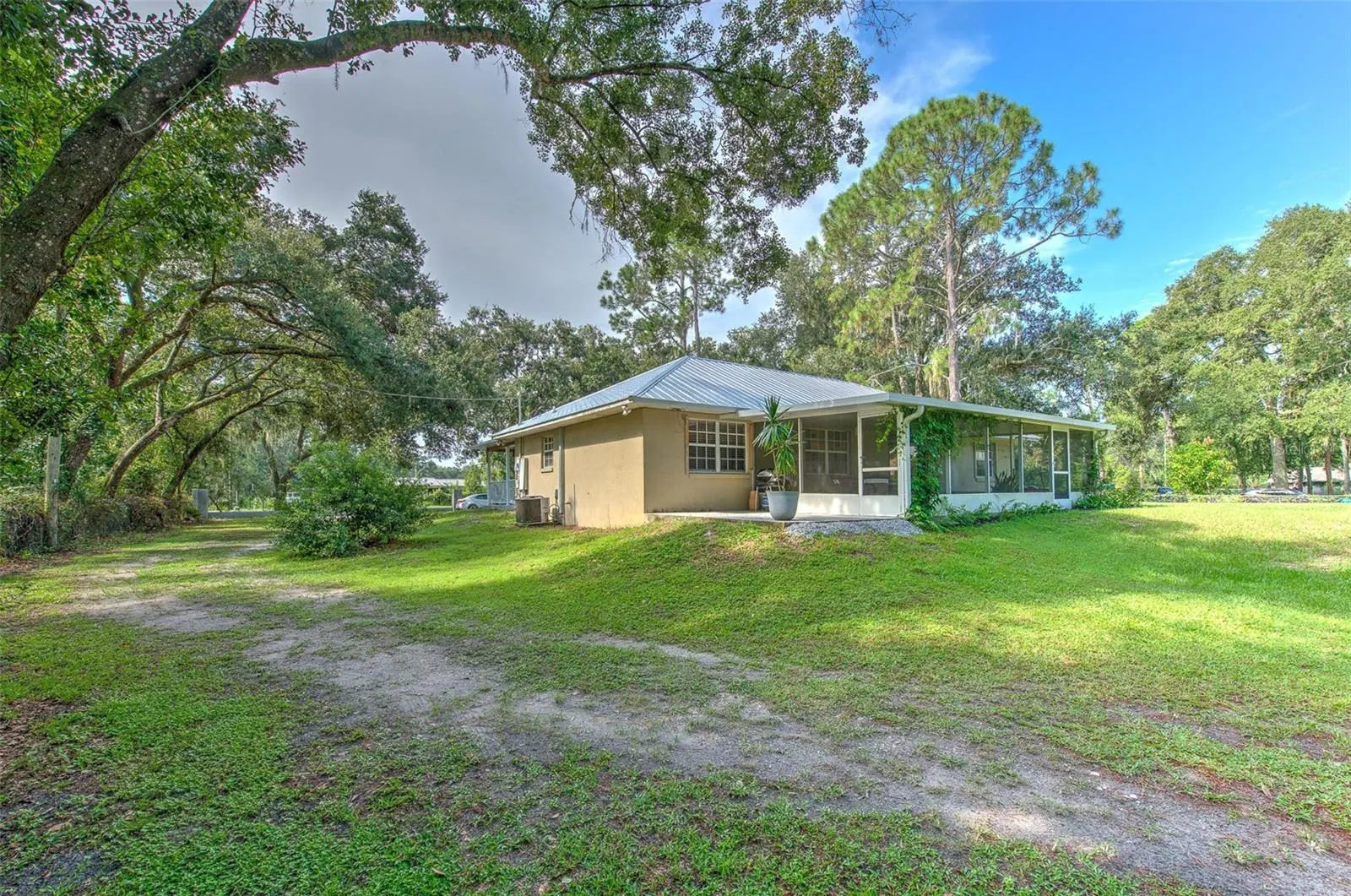 118 E HUNTER RD