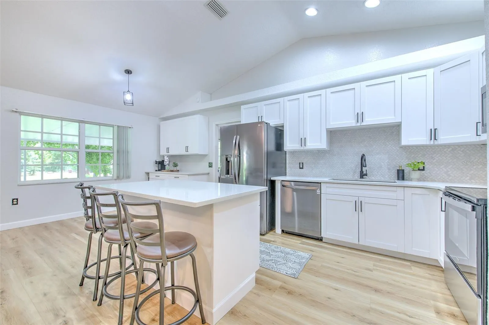 118 E HUNTER RD